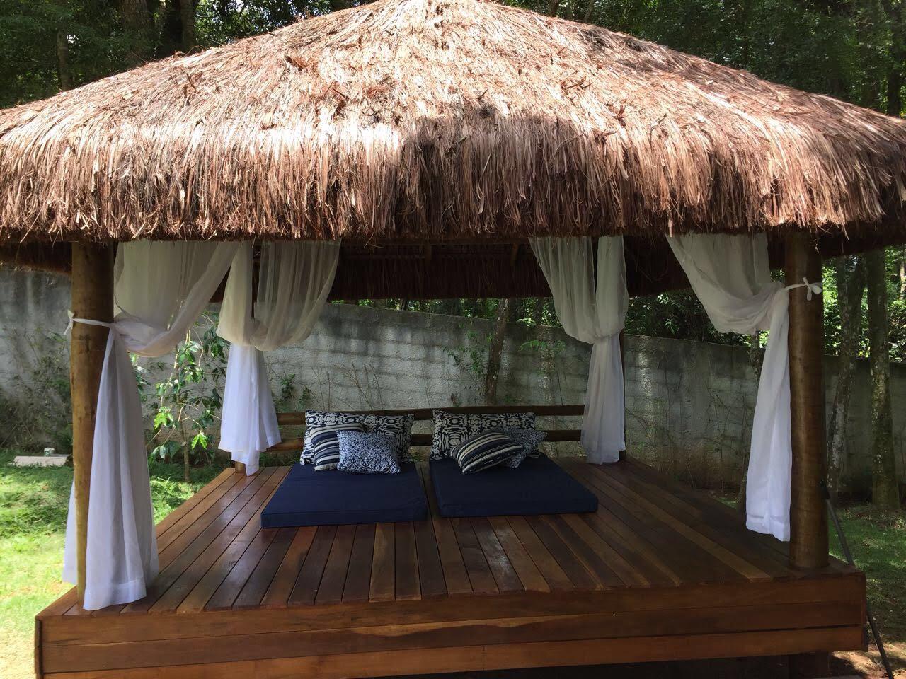 Quiosque com piassava e deck de madeira